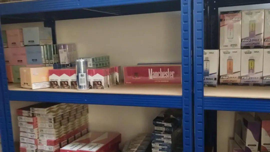 正网皇冠信用盘
_英国一糖果店有隐藏通道正网皇冠信用盘
，游客给近9000元才能进去，里面都是假货