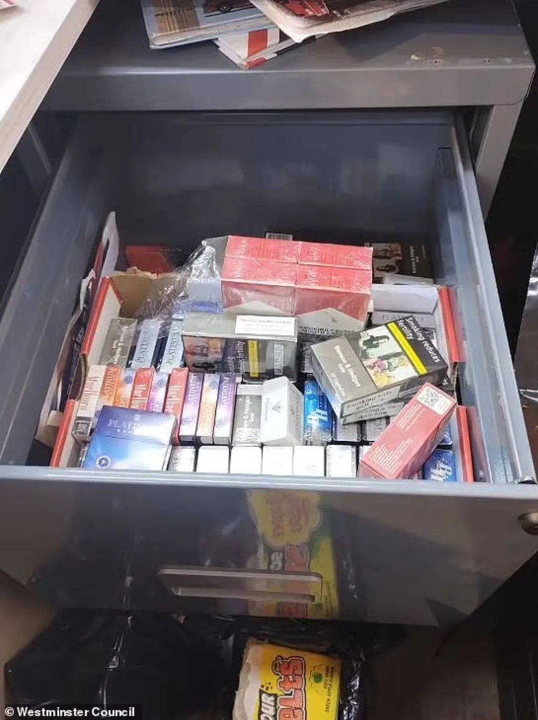 正网皇冠信用盘
_英国一糖果店有隐藏通道正网皇冠信用盘
，游客给近9000元才能进去，里面都是假货