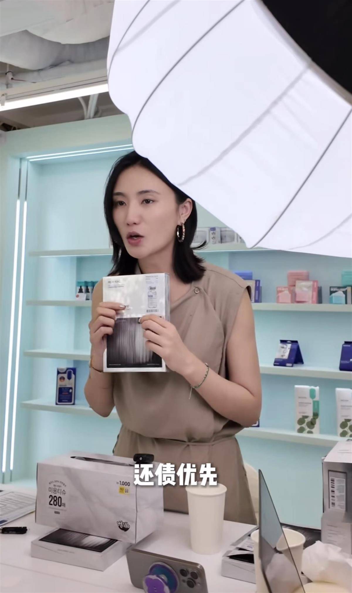 皇冠信用网会员如何注册
_李亚鹏又离婚了？妻子发视频回应：没离皇冠信用网会员如何注册
，正在一起努力还债
