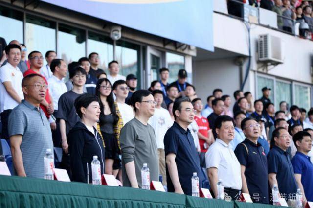 阿尔艾因足球
_南京市市长、淮安市委书记现场观看“苏超”阿尔艾因足球
，镇江市市长“探班”球员