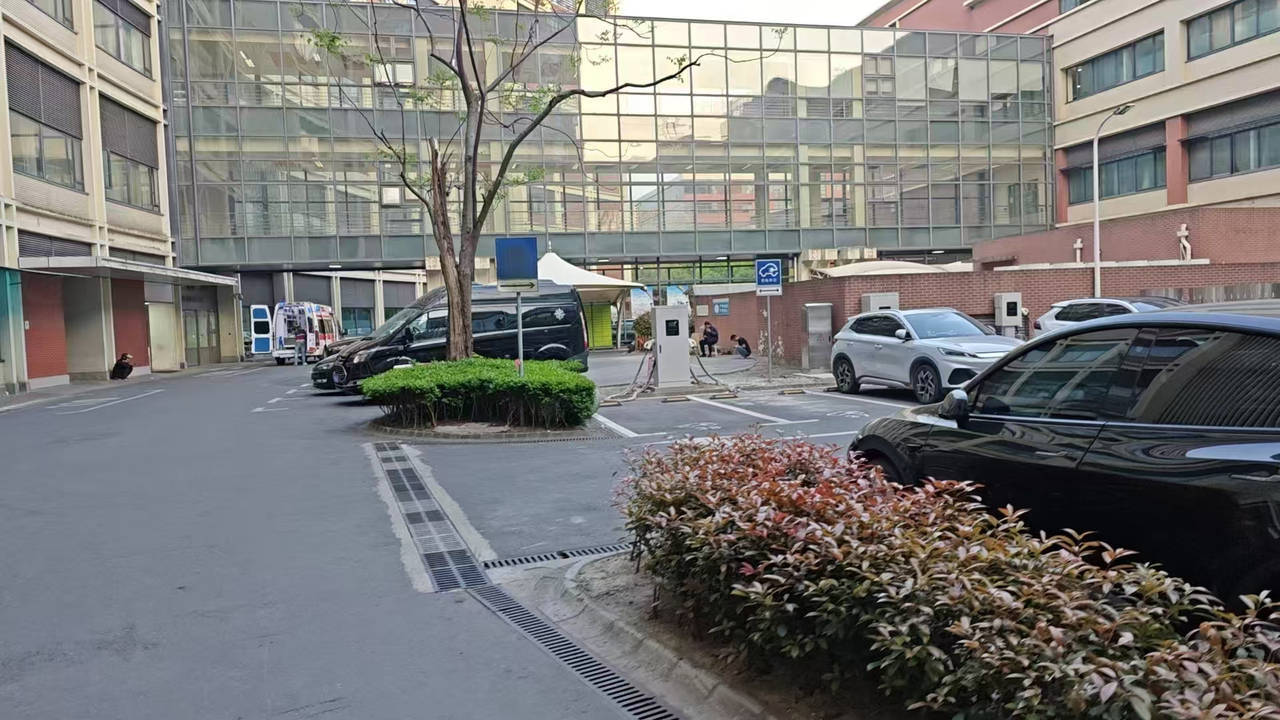 尤文图斯足球
_江西一市民质疑：公立医生帮联系民营救护车 800公里收费2.8万元且无明细