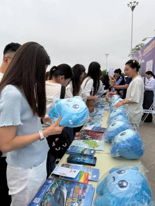世界杯官网
_凤凰传奇青岛连唱三场世界杯官网
，演唱会变身城市消费升级新密码！