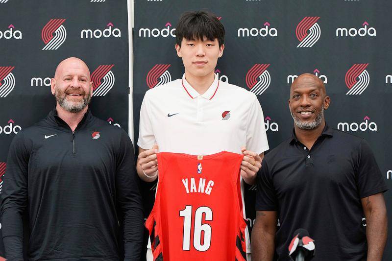 皇冠信用網开户_NBA｜杨瀚森发布会秀幽默：争取下次把翻译踢掉
