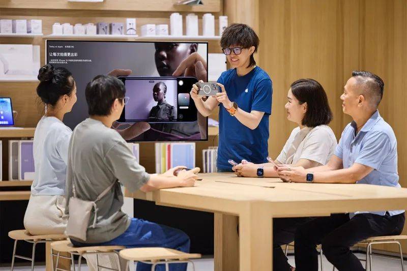 英格兰甲组联赛
_大量深圳人涌入英格兰甲组联赛
!有人通宵“打地铺”排队……