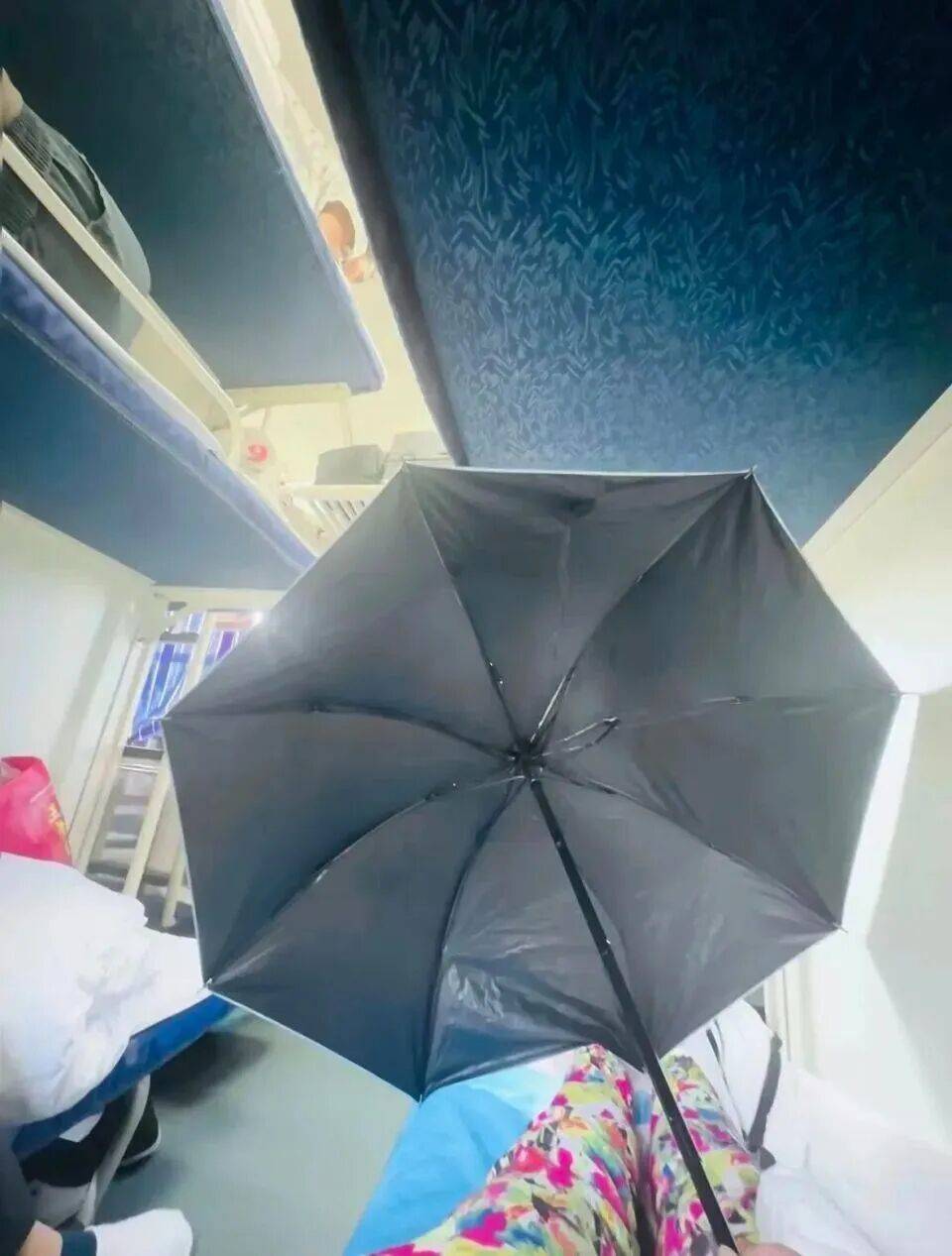 保加利亚甲组联赛_女生躺火车卧铺打伞遮隐私保加利亚甲组联赛，“过道坐着两名陌生男乘客”，12306回应