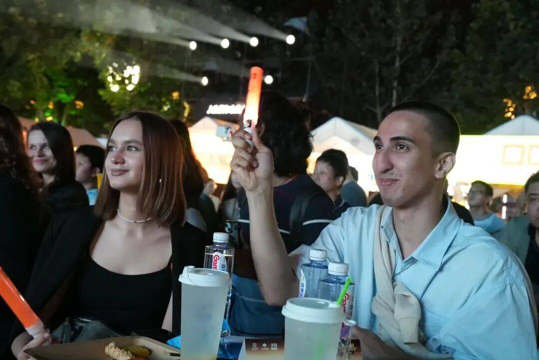 皇冠足球平台代理_2025丰台·学子回家 | “洋学子”邂逅丰台“烟火气”皇冠足球平台代理！丰台群众音乐盛典暨学子回家圆梦音乐会激活城市青春活力——