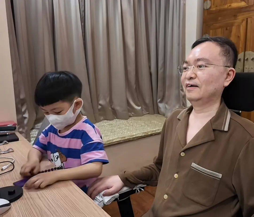 皇冠信用網_与渐冻症抗争6年皇冠信用網，妻子透露蔡磊近况：他已完全丧失语言能力，仅能吃流食