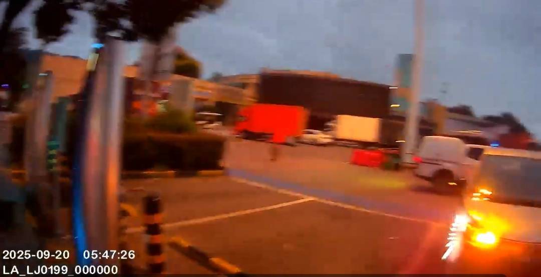 皇冠皇冠信用平台_这是高速啊！新能源汽车突然没电皇冠皇冠信用平台，司机蛮力推行2公里…