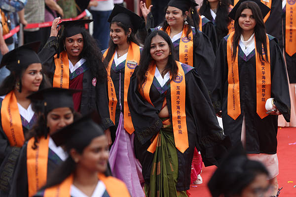 皇冠信用网代理_“美国搬起石头砸自己的脚皇冠信用网代理，中国K字签证来得时机堪称绝妙”