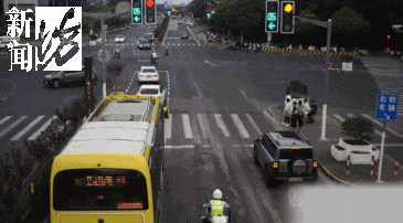 皇冠信用网代理登3_事发上海晚高峰！汹涌车流中皇冠信用网代理登3，一男子绝望跳车，直奔民警而去……