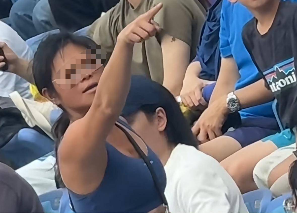 皇冠信用盘代理申条件_女子酒后观看上海大师赛多次尖叫被抬走处罚皇冠信用盘代理申条件！主办方发提醒