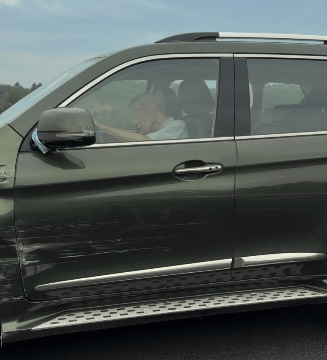 如何注册皇冠足球代理_“司机像没意识了一样！”男子称SUV在高速上慢行、撞上石墩也不停如何注册皇冠足球代理，交警：司机目前无生命危险