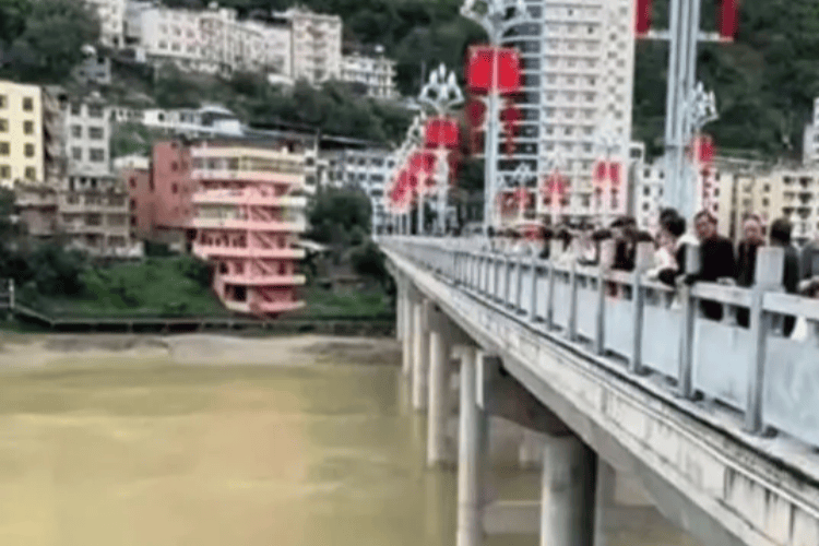 皇冠信用网出租_陕西旬阳男子婚礼当天跳河皇冠信用网出租，正搜救！当地称系因琐事情绪失控