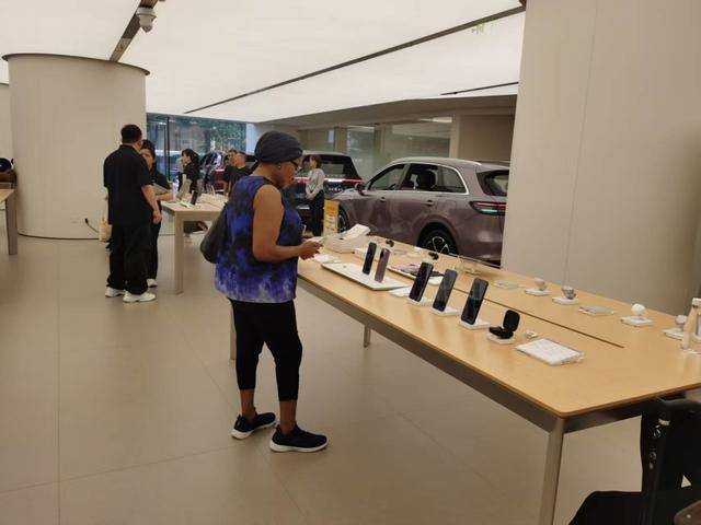 皇冠信用网出租足球_俄罗斯游客在上海一人狂买6台华为