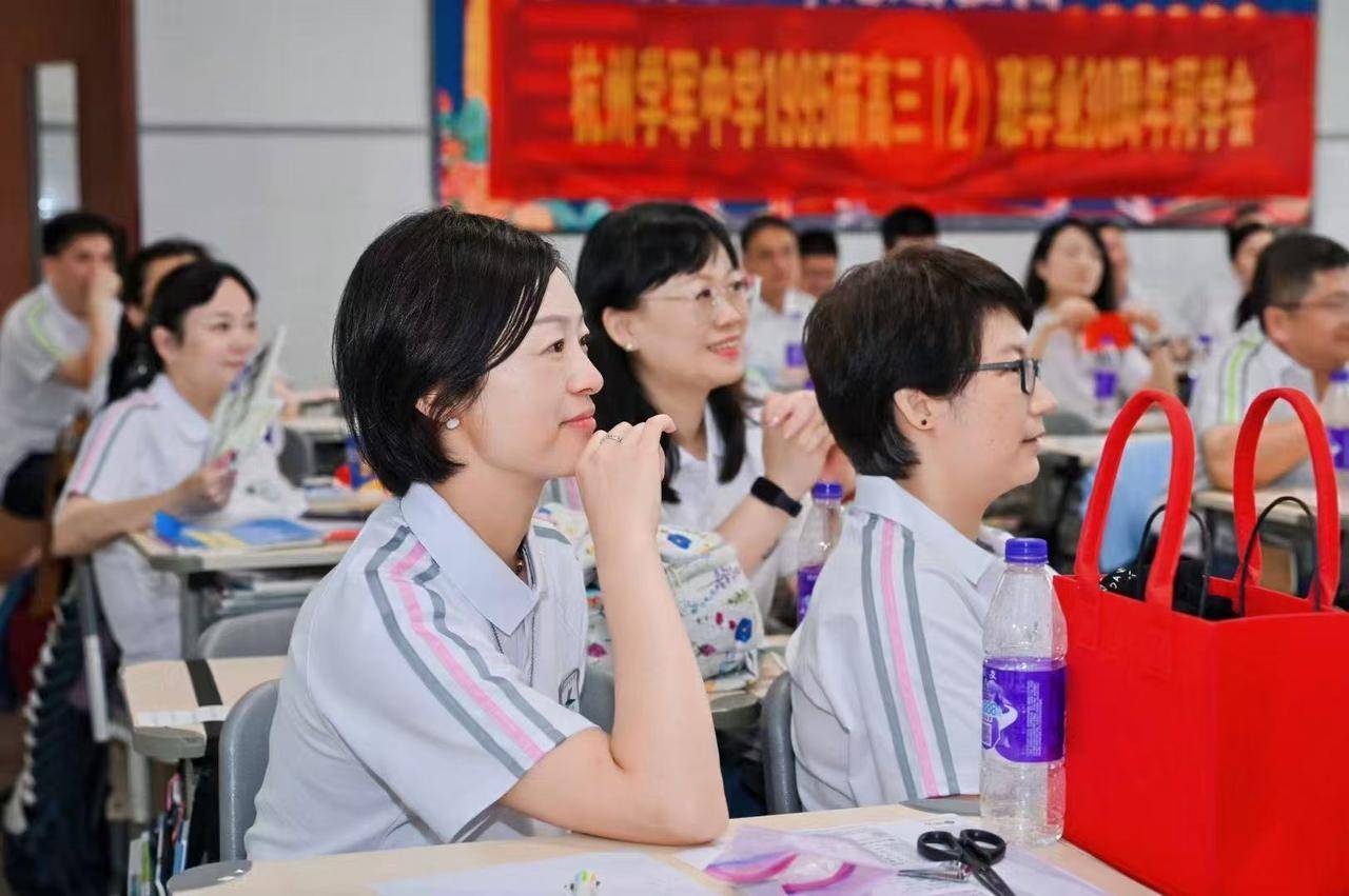 皇冠2登录welcome_那个让老师骄傲的“调皮”班级!30年同学聚会皇冠2登录welcome,还伴有一封来自贵州的感谢信