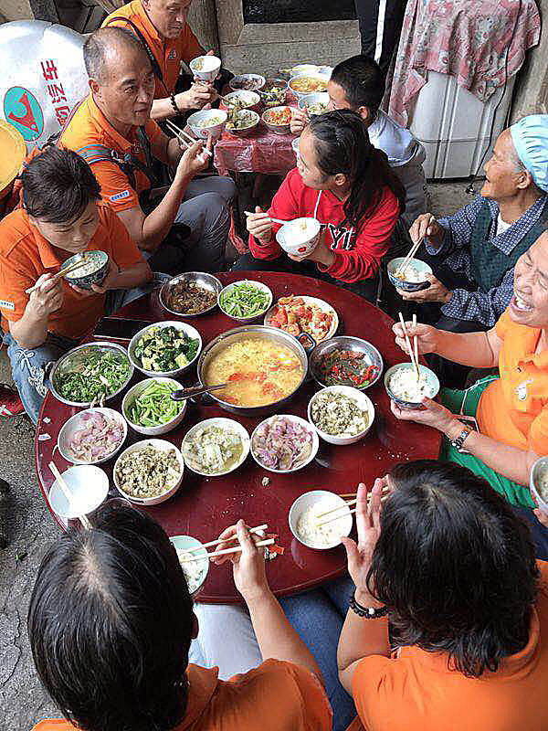 皇冠2登录welcome_那个让老师骄傲的“调皮”班级!30年同学聚会皇冠2登录welcome,还伴有一封来自贵州的感谢信