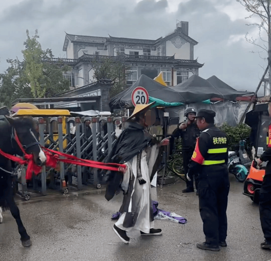 皇冠信用网开户_男子骑马在大理洱海廊道与保安起冲突 当地政府：廊道禁止机动车和马匹入内