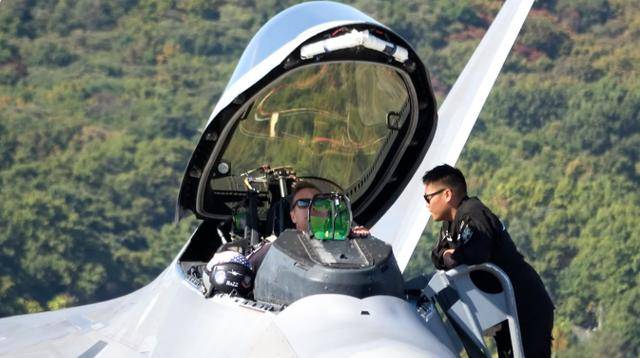 信用網怎么开户_歼16单枪匹马信用網怎么开户，击退两架F22？美媒承认：这2点比不过中国