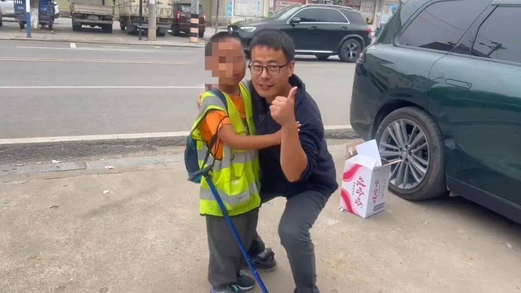 皇冠官网_湖北一男子辞掉月薪2万元工作皇冠官网，带9岁儿子徒步千里，计划60天走到山东……原因让人泪目