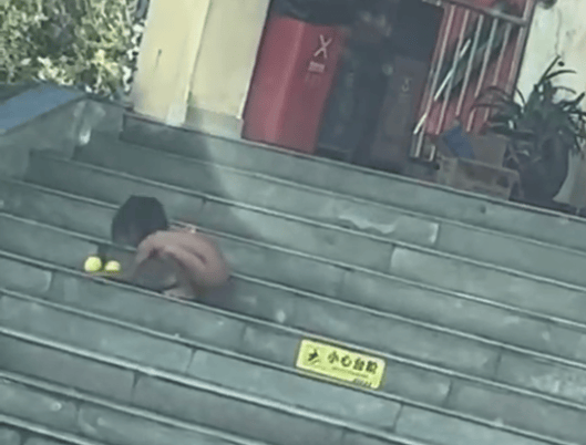 皇冠皇冠足球平台
_四川一高速服务区现“野人小孩”？当地公安和妇联：有监护人陪伴皇冠皇冠足球平台
，已经介入