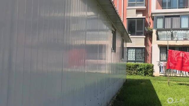皇冠信用盘哪里申请_上海居民投诉后傻眼：只拆了一半！小区绿化被大量铁皮房霸占皇冠信用盘哪里申请，还有人住？居民直指小区公共收益疑云