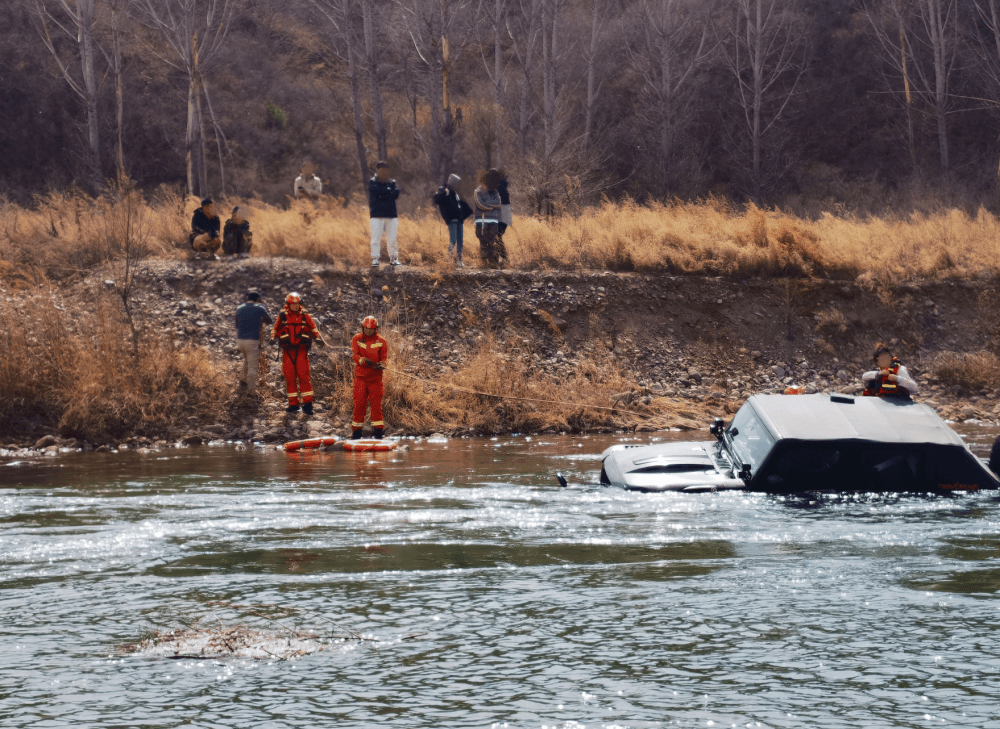 怎么开皇冠信用網
_女儿被困坠河车内怎么开皇冠信用網
，父亲借渔网撬门救女，关键时刻......