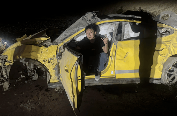 皇冠信用網在线开户
_新疆一小米SU7 Ultra飞坡10多米翻滚多圈！车主发文：门能开皇冠信用網在线开户
，没起火