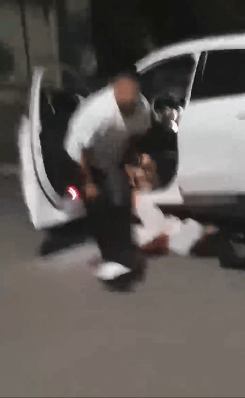 皇冠信用网平台出租
_一男子凌晨听到两声呼救皇冠信用网平台出租
，循声发现一女子在奔驰车外被白衣男勒昏！受害者：是受朋友之托借钱给白衣男，凌晨被骗至偏僻处遭非礼！