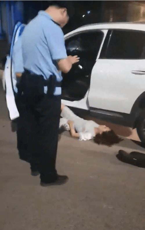 皇冠信用网平台出租
_一男子凌晨听到两声呼救皇冠信用网平台出租
，循声发现一女子在奔驰车外被白衣男勒昏！受害者：是受朋友之托借钱给白衣男，凌晨被骗至偏僻处遭非礼！