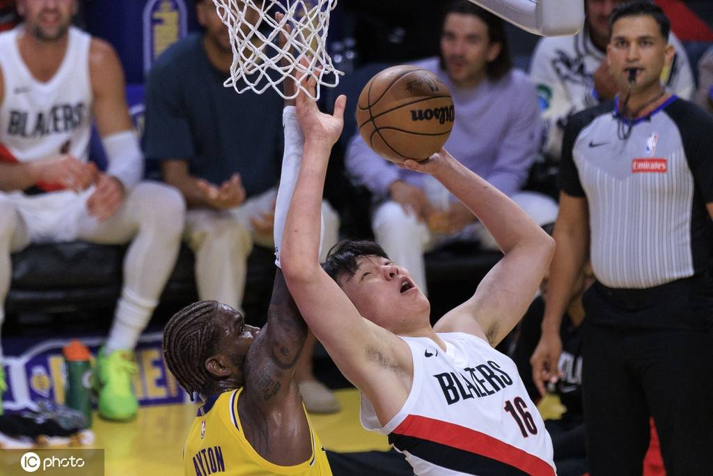 皇冠信用盘正网
_杨瀚森1分1板里夫斯41分 开拓者3人20+击败湖人