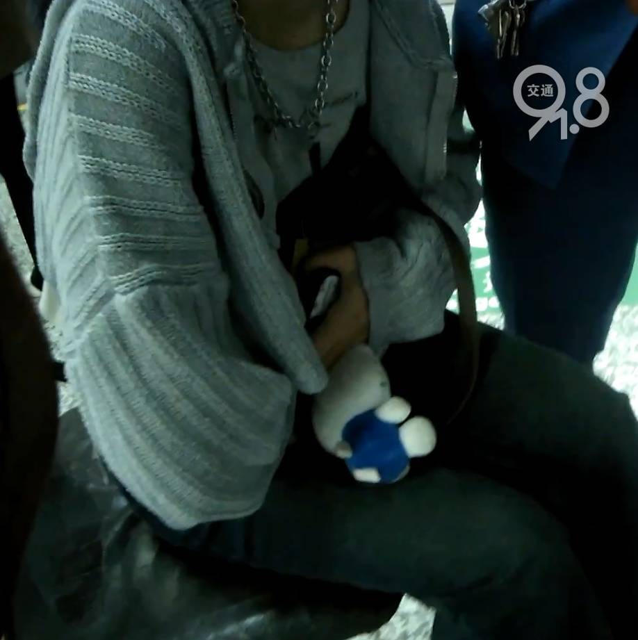 足球平台代理
_杭州地铁内足球平台代理
，女乘客突然崩溃大哭！紧接着……这一幕被拍下