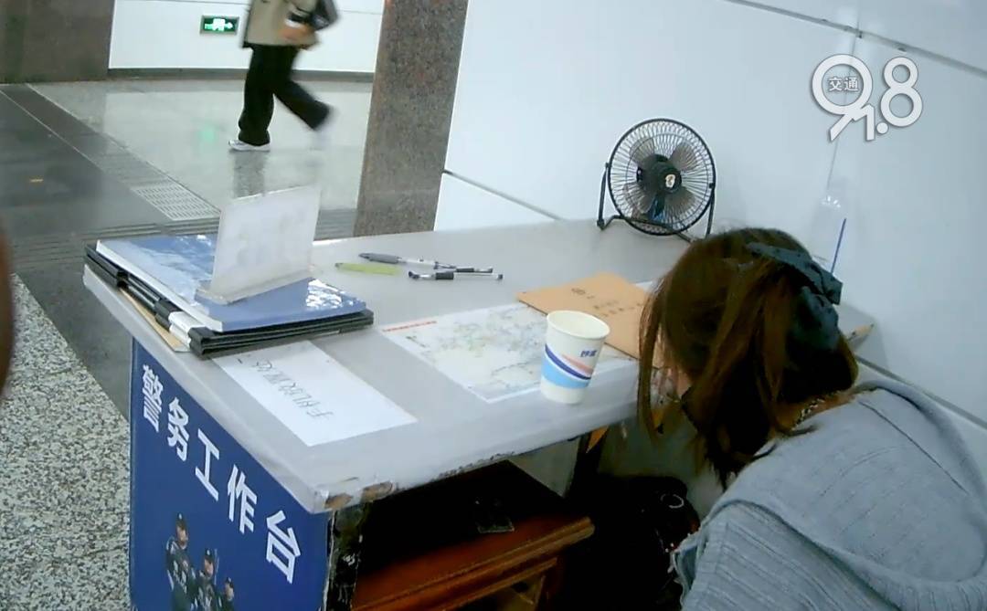 足球平台代理
_杭州地铁内足球平台代理
，女乘客突然崩溃大哭！紧接着……这一幕被拍下