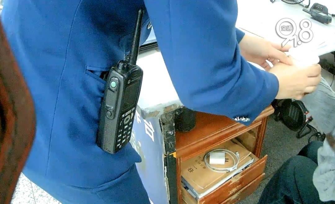 足球平台代理
_杭州地铁内足球平台代理
，女乘客突然崩溃大哭！紧接着……这一幕被拍下