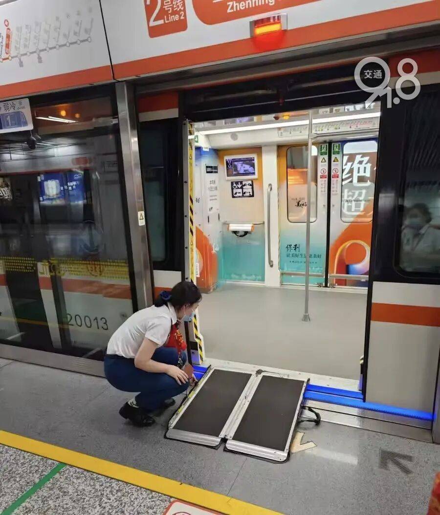 足球平台代理
_杭州地铁内足球平台代理
，女乘客突然崩溃大哭！紧接着……这一幕被拍下