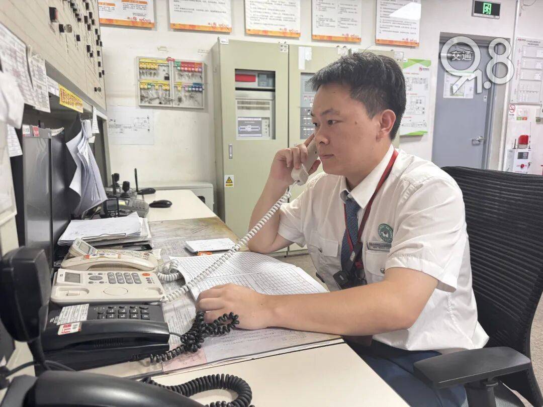 足球平台代理
_杭州地铁内足球平台代理
，女乘客突然崩溃大哭！紧接着……这一幕被拍下