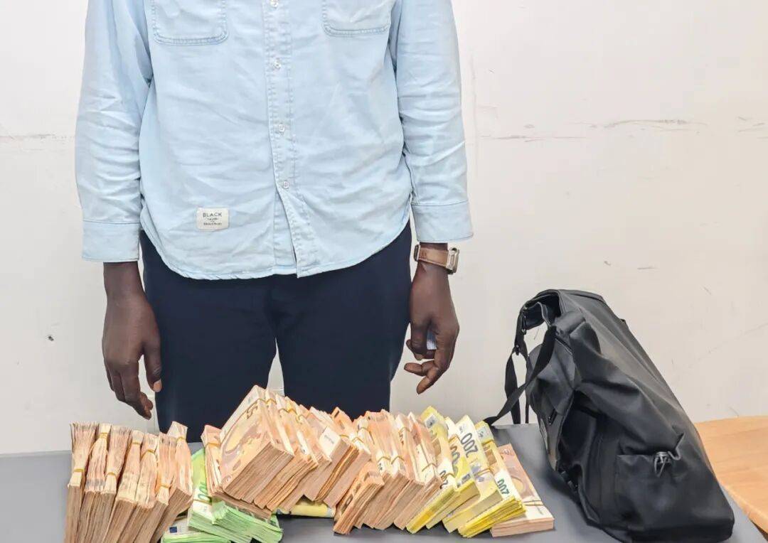 登3代理
_成捆的欧元现金就放在背包里装着登3代理
，折合人民币超186万元，旅客入境时被广州海关查获