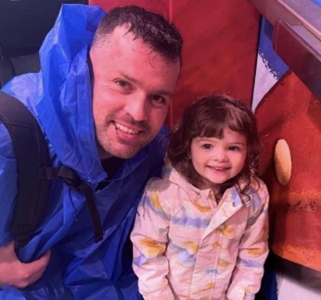 正版皇冠信用盘
_42℃高温下正版皇冠信用盘
，美国一父亲在家看片喝酒，将2岁女儿留在车内致身亡，入狱前自杀