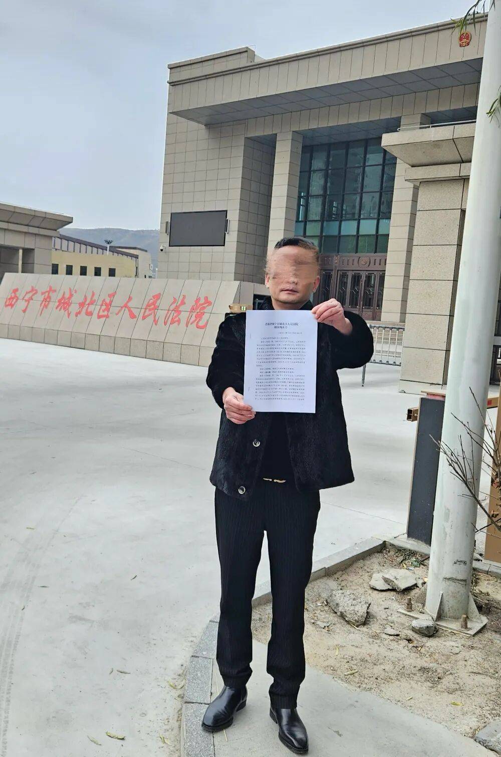 皇冠信用开号
_母亲派出所里遭民警责骂皇冠信用开号
,男子插话后被拖进女厕群殴!涉案警员公开受审