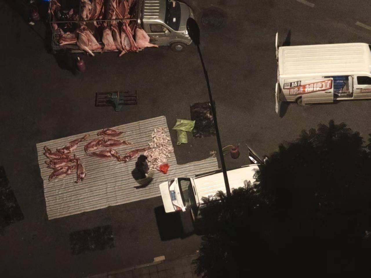 皇冠信用网登2代理
_成都街头凌晨惊现“流动猪肉摊”皇冠信用网登2代理
，一群人在路边地上剁猪肉为摊贩供货，当地回应