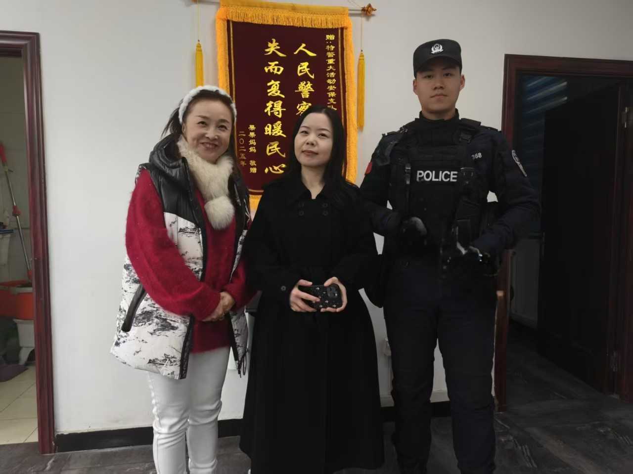 正版皇冠信用网
_警心暖民心 两日寻回三部“失联”手机