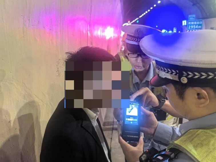 皇冠信用盘登0_连续两晚皇冠信用盘登0，重庆同一隧道！这两人的“神操作”看呆交警