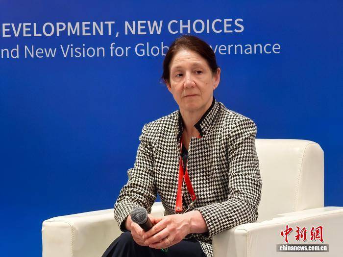 怎么开皇冠信用網会员_希拉里：中国在太阳能和电动车等领域的优异成绩令人深刻