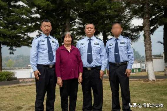 皇冠足球平台代理申请_中国警察向昆明劫匪下跪皇冠足球平台代理申请，这一跪，跪出多少人的眼泪