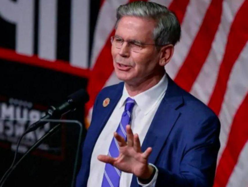 皇冠信用网_实属罕见！特朗普态度又变了皇冠信用网，美财长喊话中国，主动取消对华制裁，中美接下来的路该怎么走？