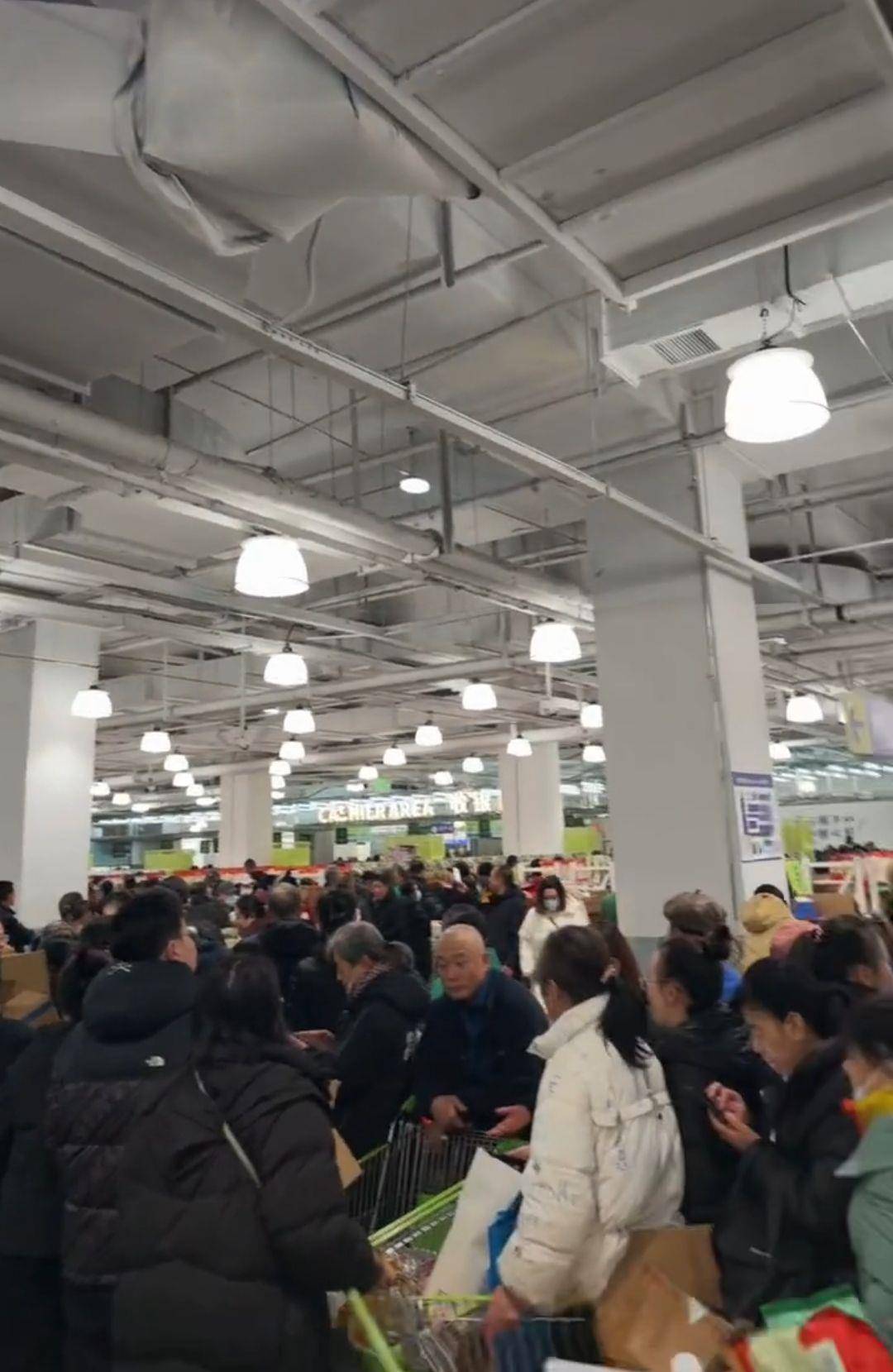 皇冠信用網会员开户申请_山西零售龙头“美特好”多家门店闭店调改皇冠信用網会员开户申请，部分门店出现货架大面积空置、购物限流、退卡时间长，相关部门已与企业对接，太原市消协：此次是调改并非彻底停业