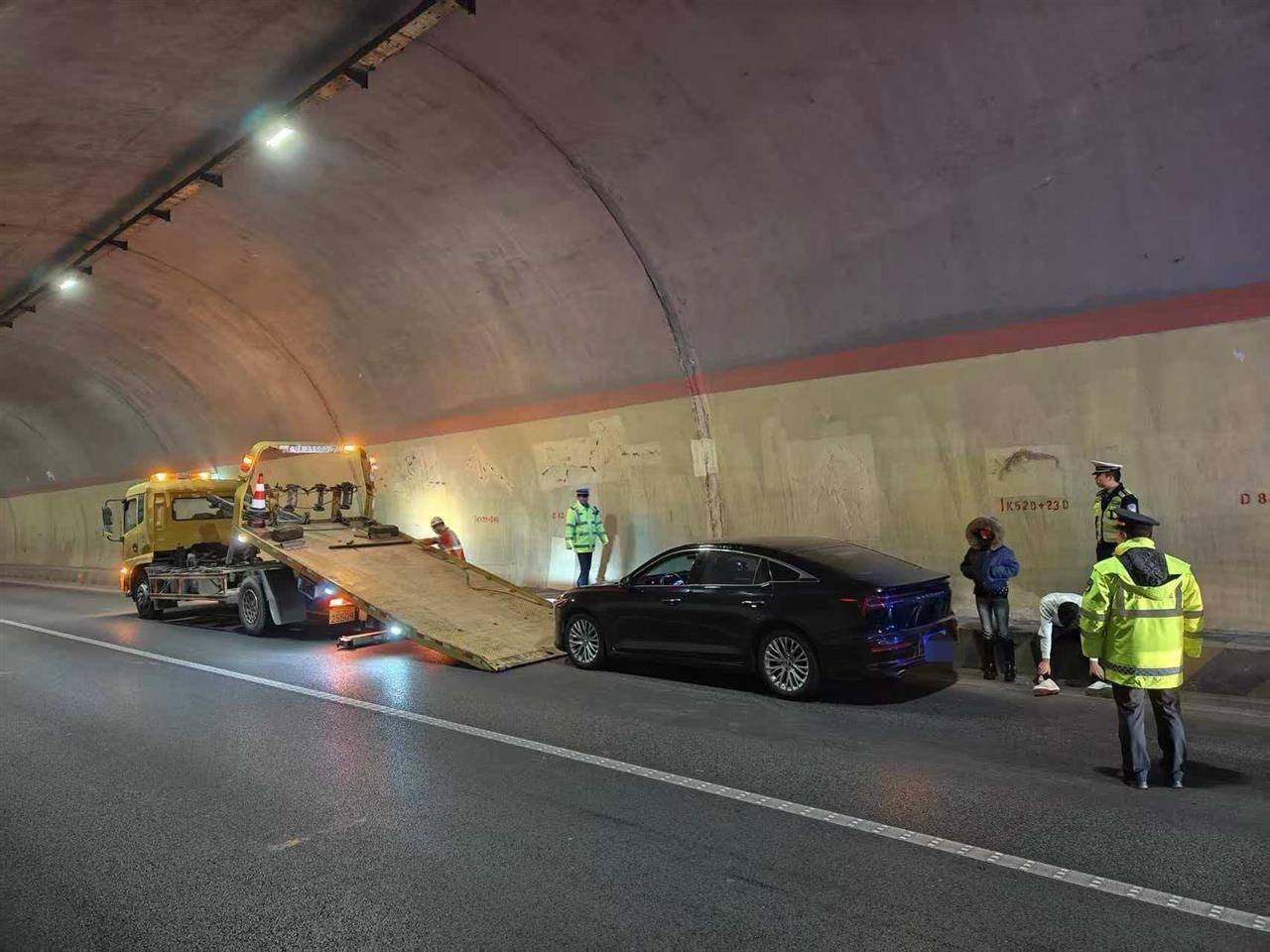 hga030皇冠手机登录_刹车失灵时速115狂奔490公里司机发声：4个半小时高度紧张hga030皇冠手机登录，害怕车多有急弯，油尽下车后浑身发抖无法说话