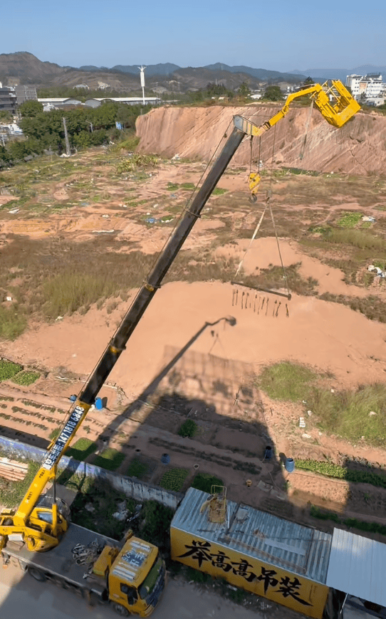 切尔西足球_为防止小狗偷吃切尔西足球，广东男子出动自家吊车半空晒腊肉：风大还干得快