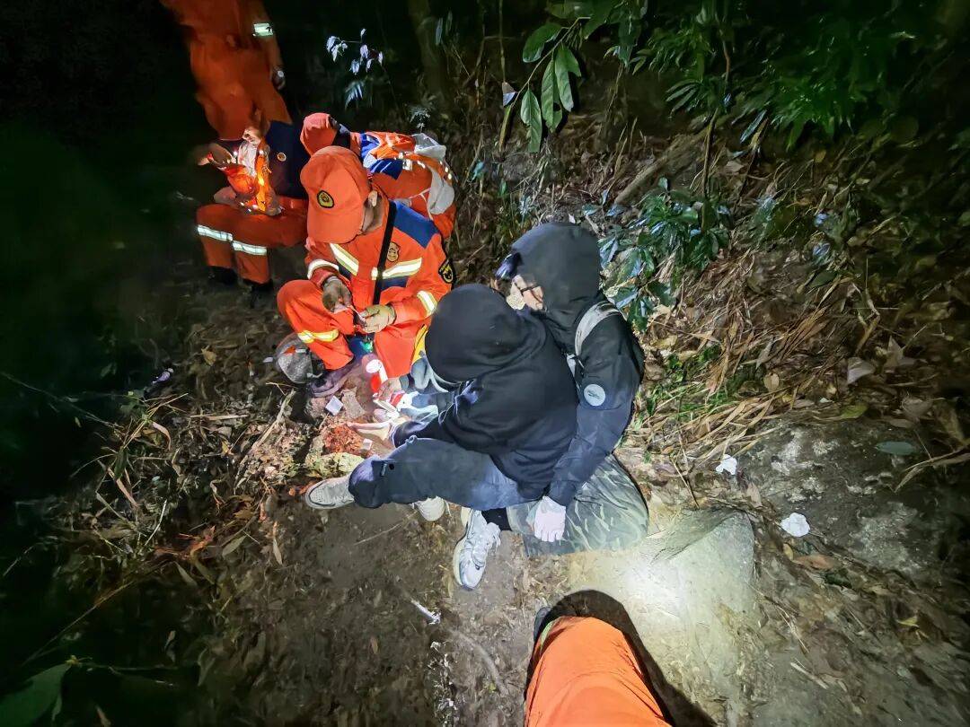 皇冠登3新2管理_广东两女子体力不支皇冠登3新2管理,被驴友抛弃荒野,遭遇惊魂一夜