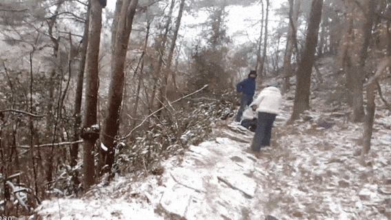 亚洲杯u20直播_“脚断了亚洲杯u20直播,这辈子完了!”游客在1200米山上赏雪受伤,浙江民警带4人将其抬下:我是民警,我得在第一个