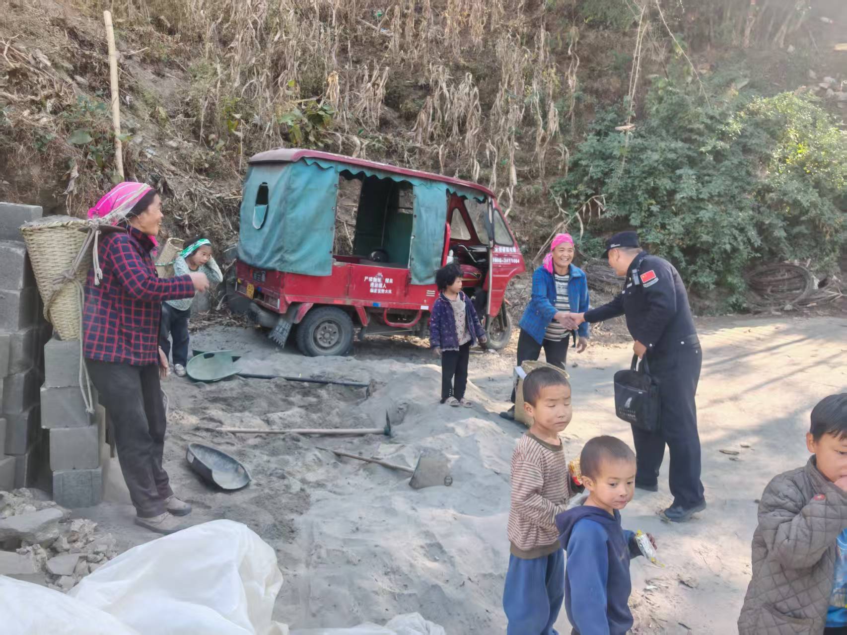 皇冠信用盘代理登3
_云南怒江:社区民警“沉”下去 群众满意“提”上来